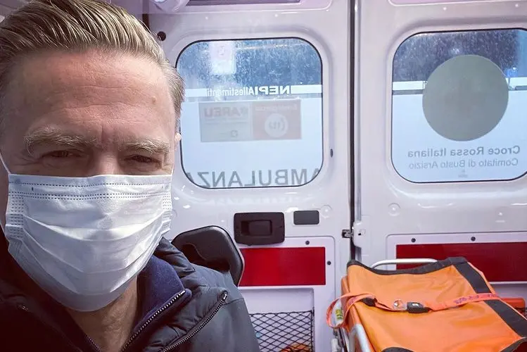 Bryan Adams in ambulanza e pronto ad entrare in ospedale (foto da Instagram)