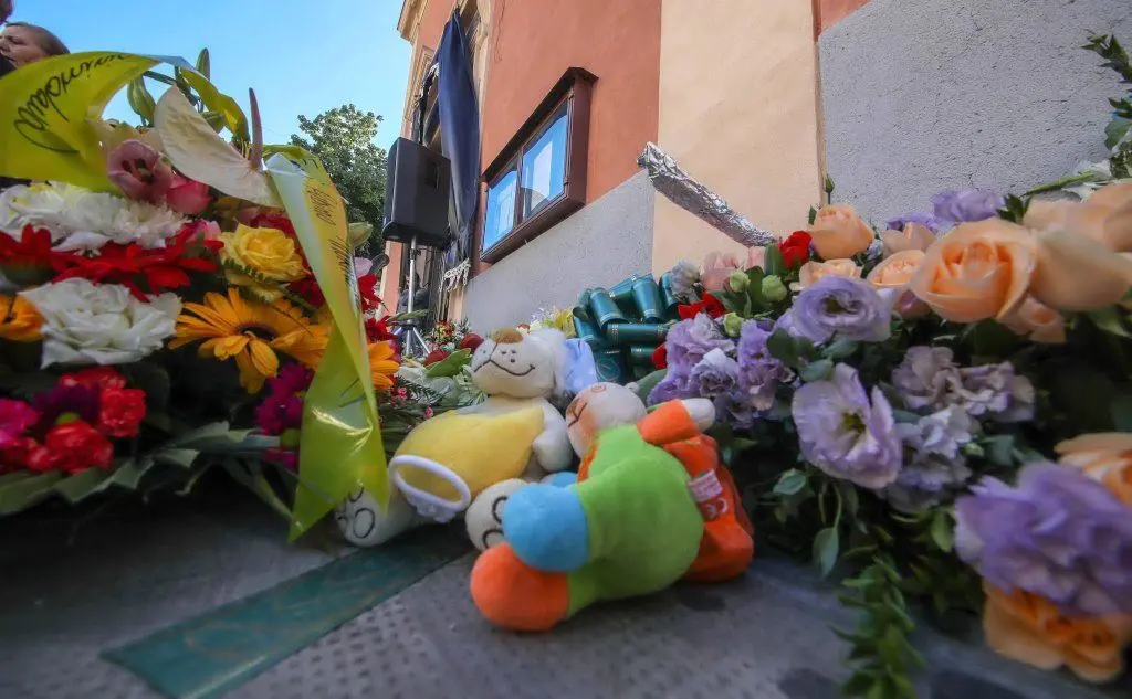 Peluche, lasciati davanti alla camera ardente, per ricordare i bambini
