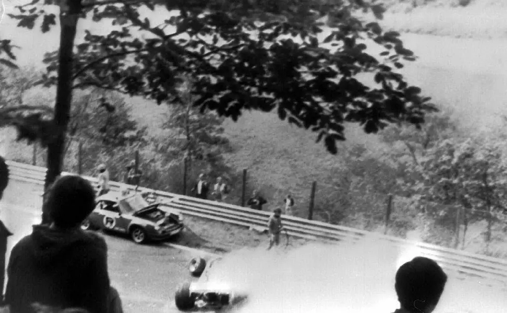 La sua Ferrari a fuoco nel tremendo incidente del '76 (Ansa)