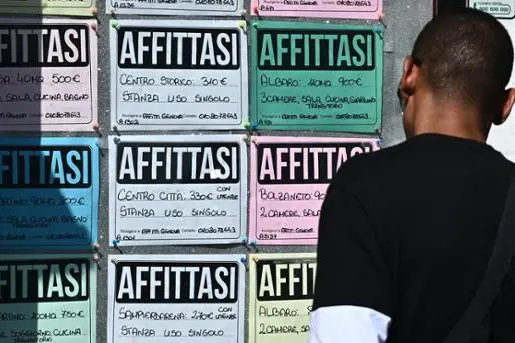 Vetrina di annunci immobiliari in una foto simbolo