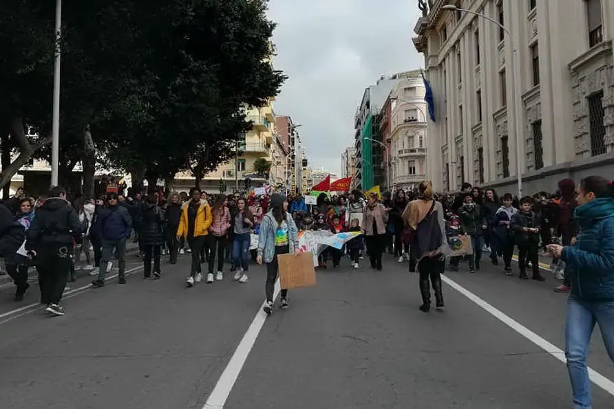 Studenti in via Sonnino a Cagliari (foto L'Unione Sarda - Piano)