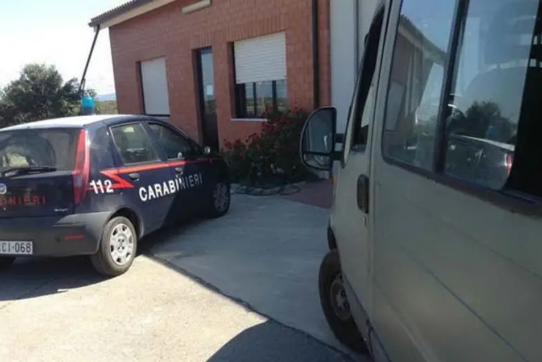 Carabinieri a Capo Frasca (dal profilo Facebook di Mauro Pili)