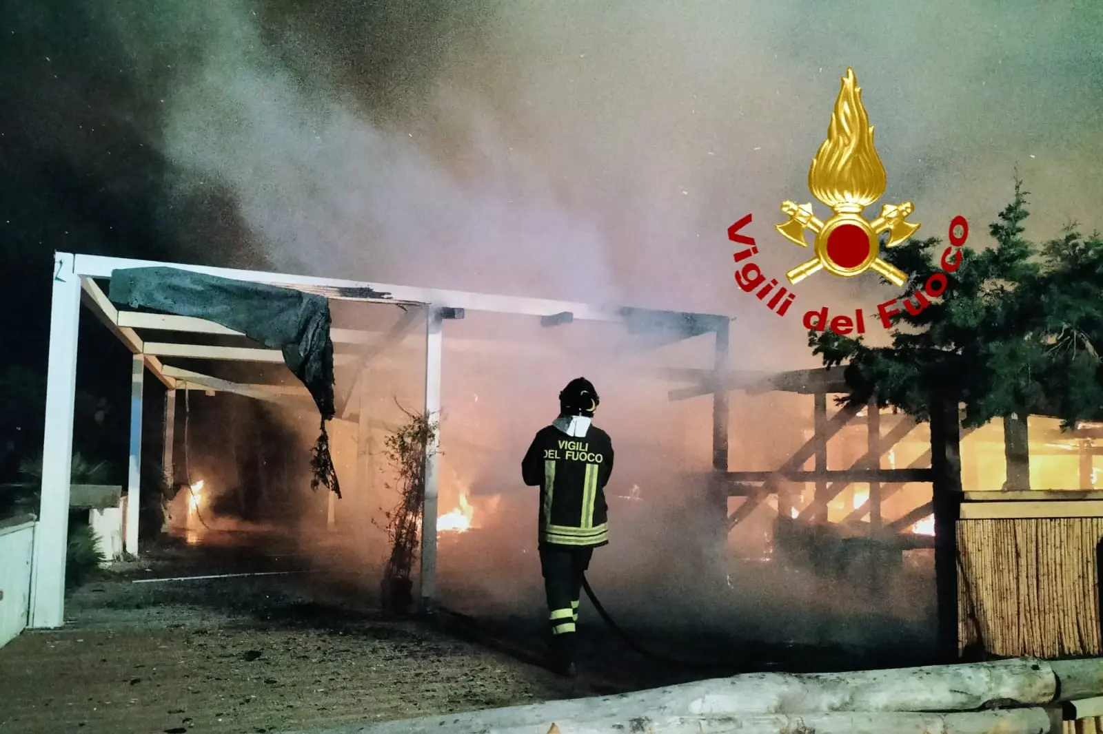 Il chiosco in fiamme (foto Vigili del fuoco)