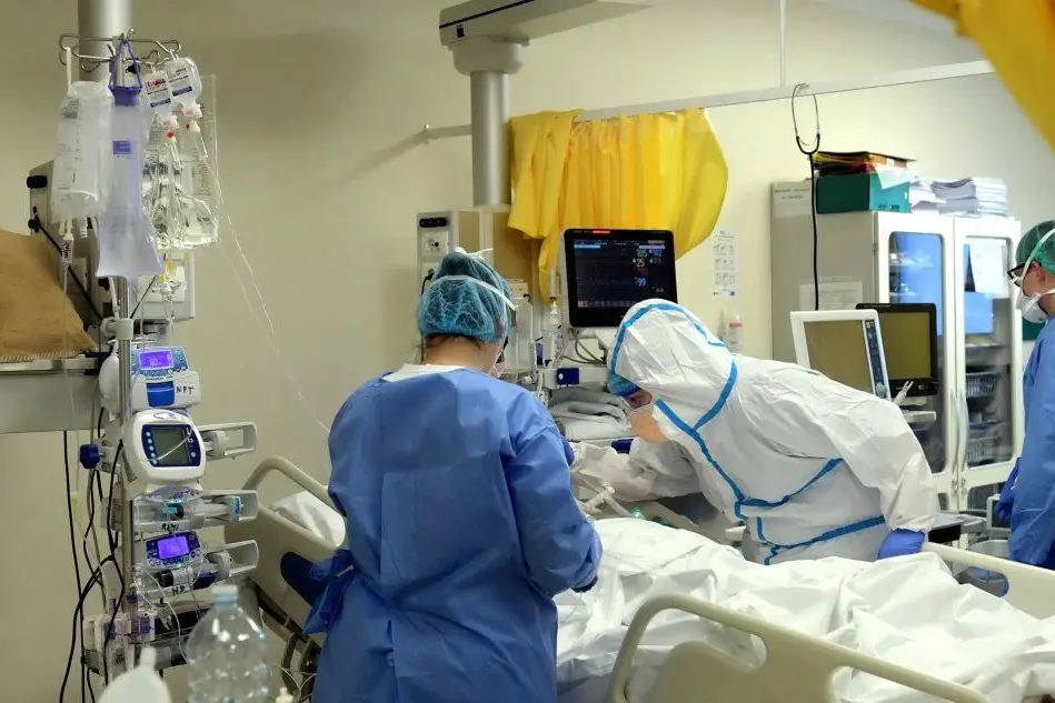 Operatori sanitari assistono un malato di Covid in terapia intensiva