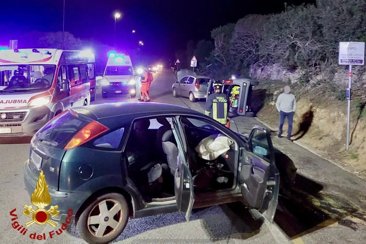 Una delle auto coinvolte nell'incidente stradale a Olbia e, sullo sfondo, le altre due (foto vigili del fuoco)