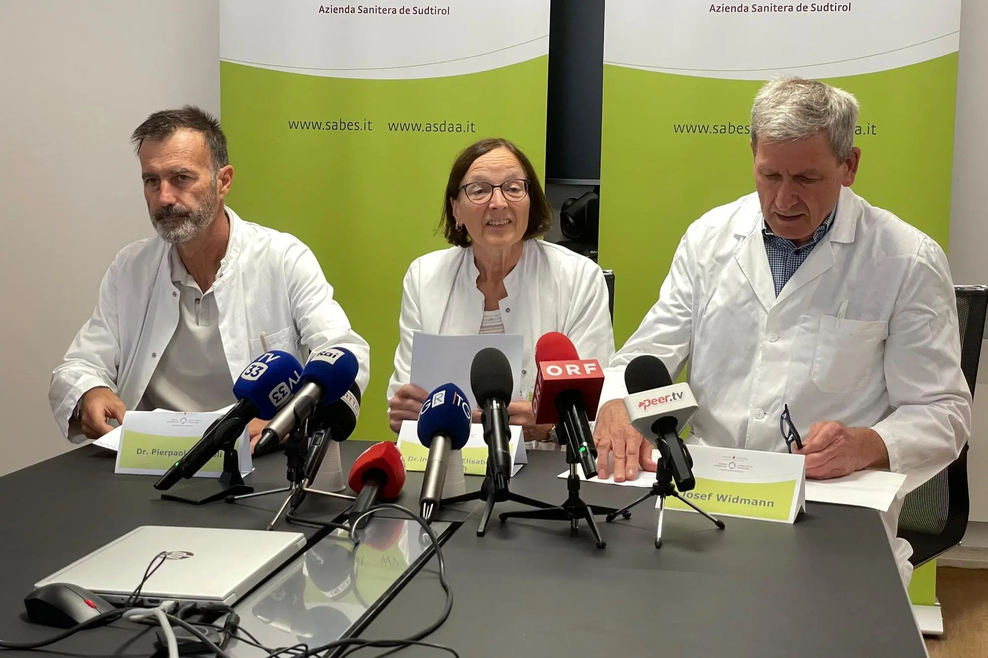 Monika Zabisch e Pierpaolo Bertoli della Direzione medica di Bolzano con il direttore sanitario Josef Widmann, 14 agosto 2025. ANSA/G.NEWS
