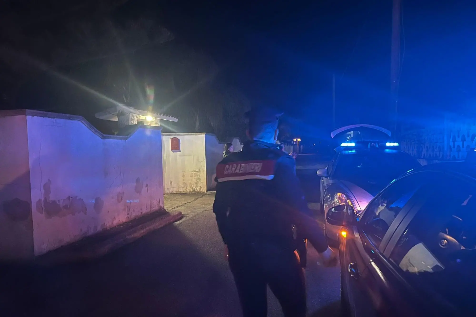 I carabinieri a Brindisi, dove un uomo è stato accoltellato in casa (foto Ansa)