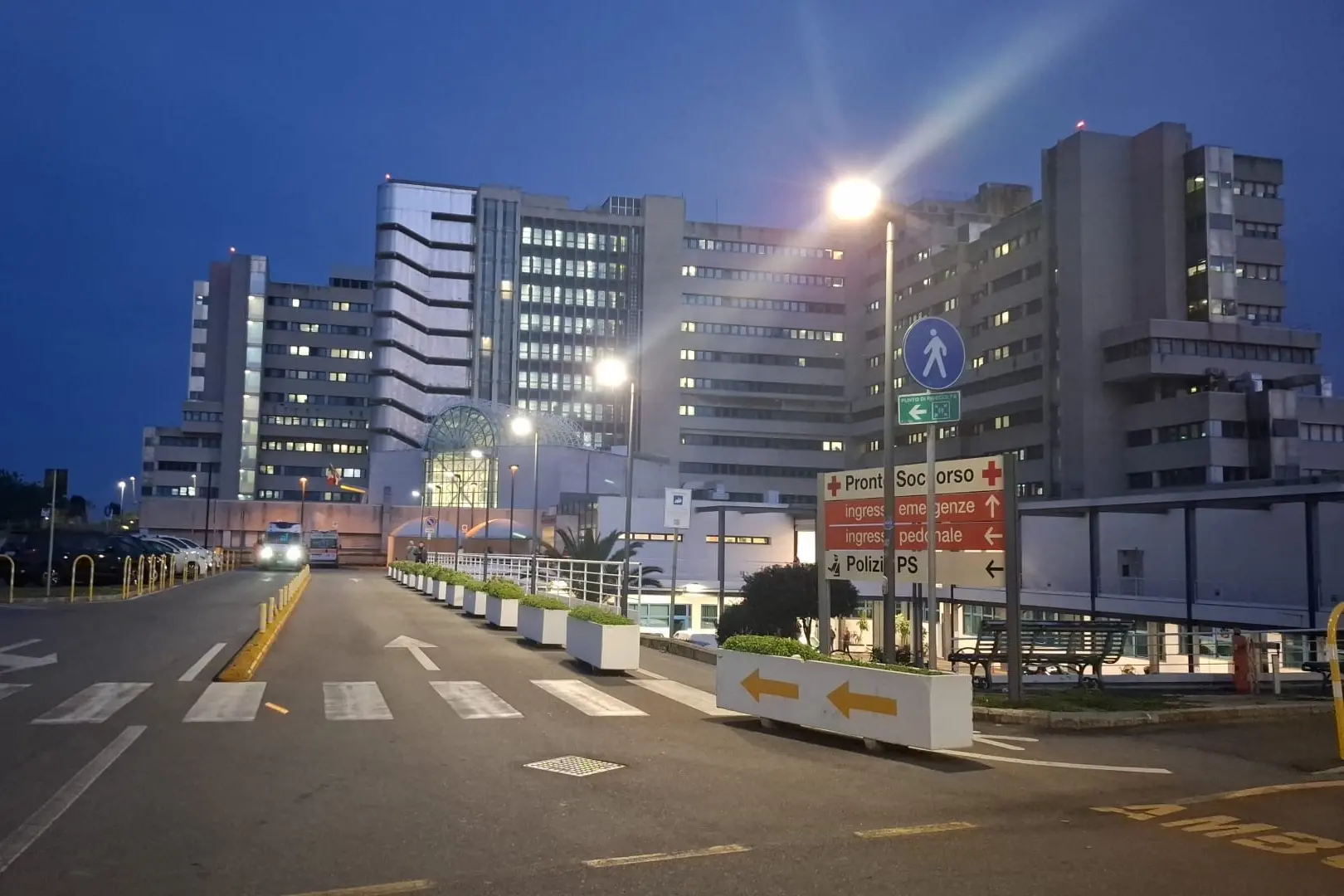 L’ingresso dell’ospedale Brotzu di Cagliari