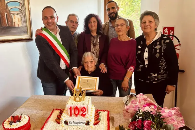 Margherita Barca col sindaco e i familiari (foto concessa)