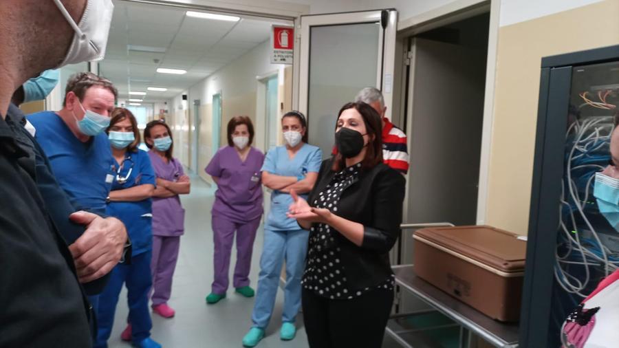 La deputata e capogruppo di Centro democratico\u00A0Mara Lapia metre visita un ospedale (L'Unione Sarda)
