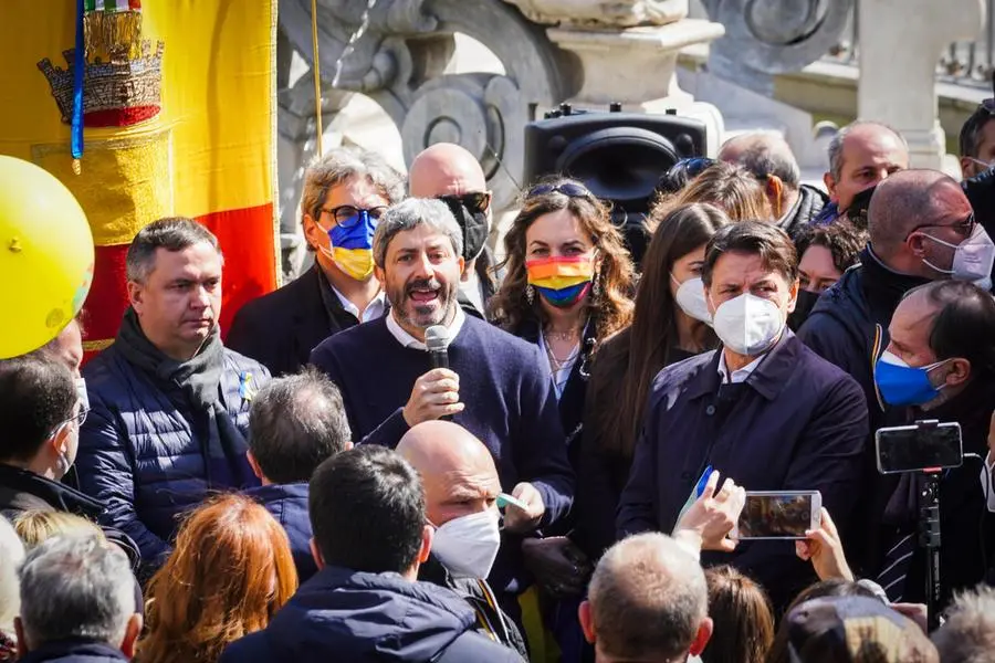 Il presidente della Camera Roberto Fico con Giuseppe Conte a una manifestazione per la pace (Ansa - Abbate)