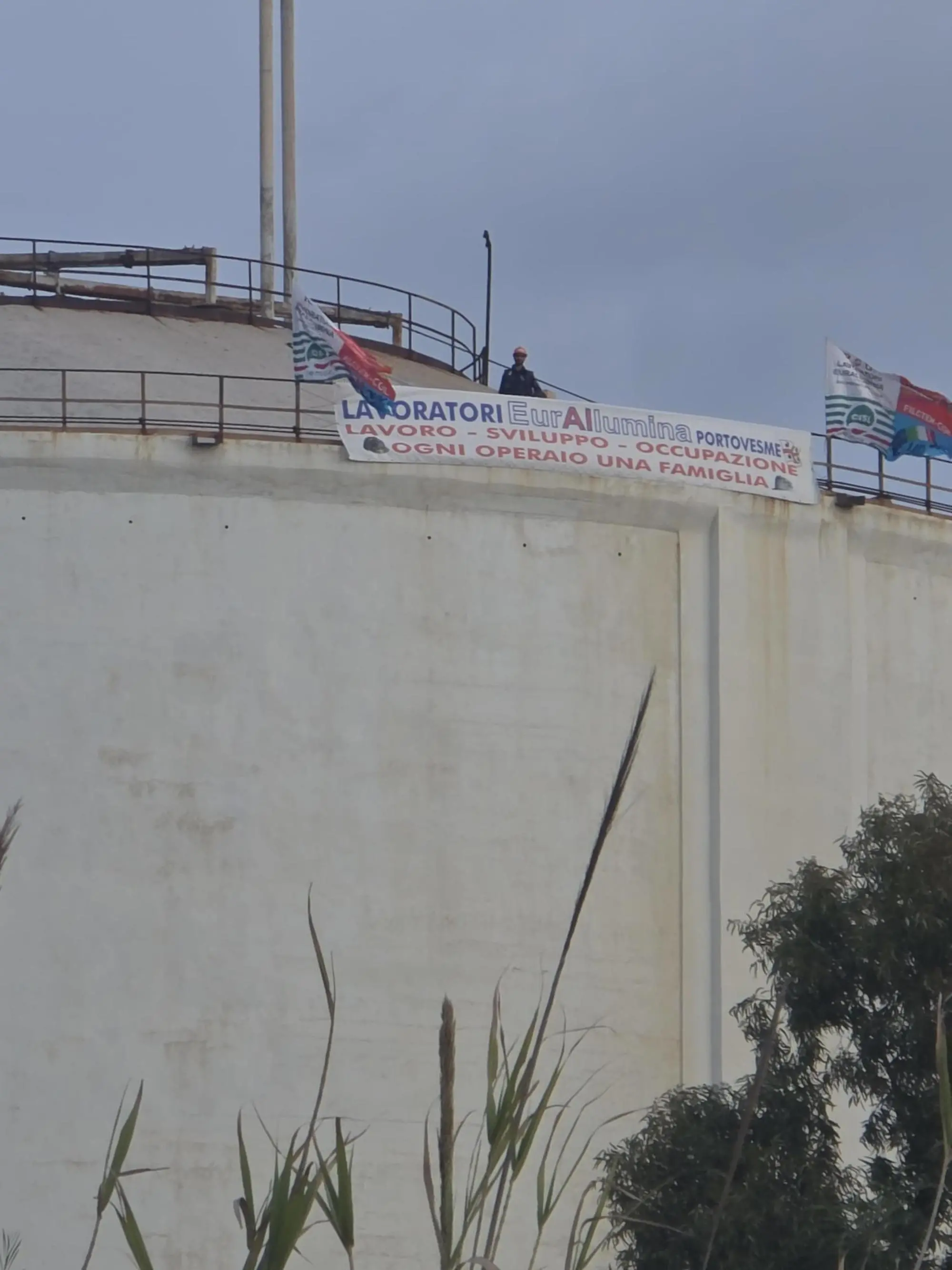 Eurallumina, operai a 40 metri su silo: &quot;Mimit ci convochi&quot; (Ansa)