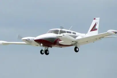 Minaccia di schiantarsi con un piccolo aereo (foto simbolo Ansa - Wikipedia)