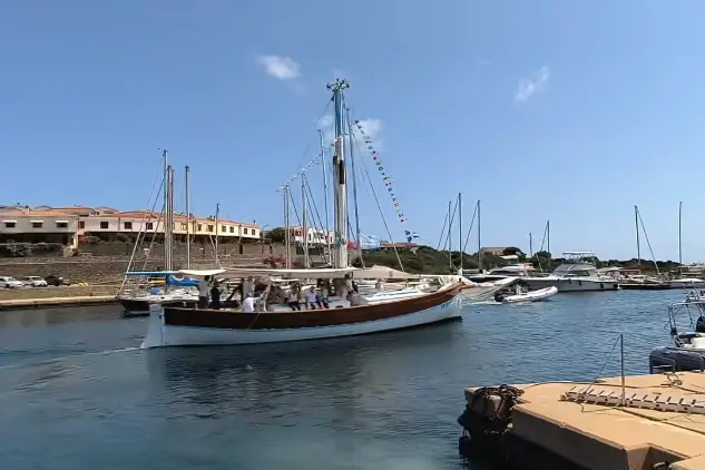 La barca a vela Latina in partenza da Stintino (foto Pala)