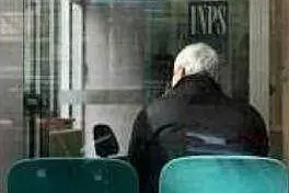 Un pensionato mentre la fila all'Inps