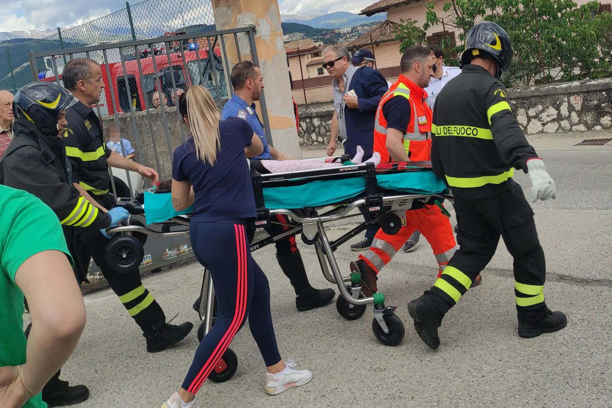 Soccorritori sul luogo dell'incidente a L'Aquila (Ansa - Iuliano)
