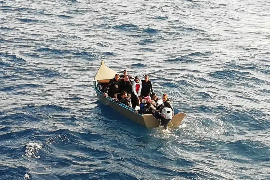Migranti al largo della Sardegna. (Foto Ansa)