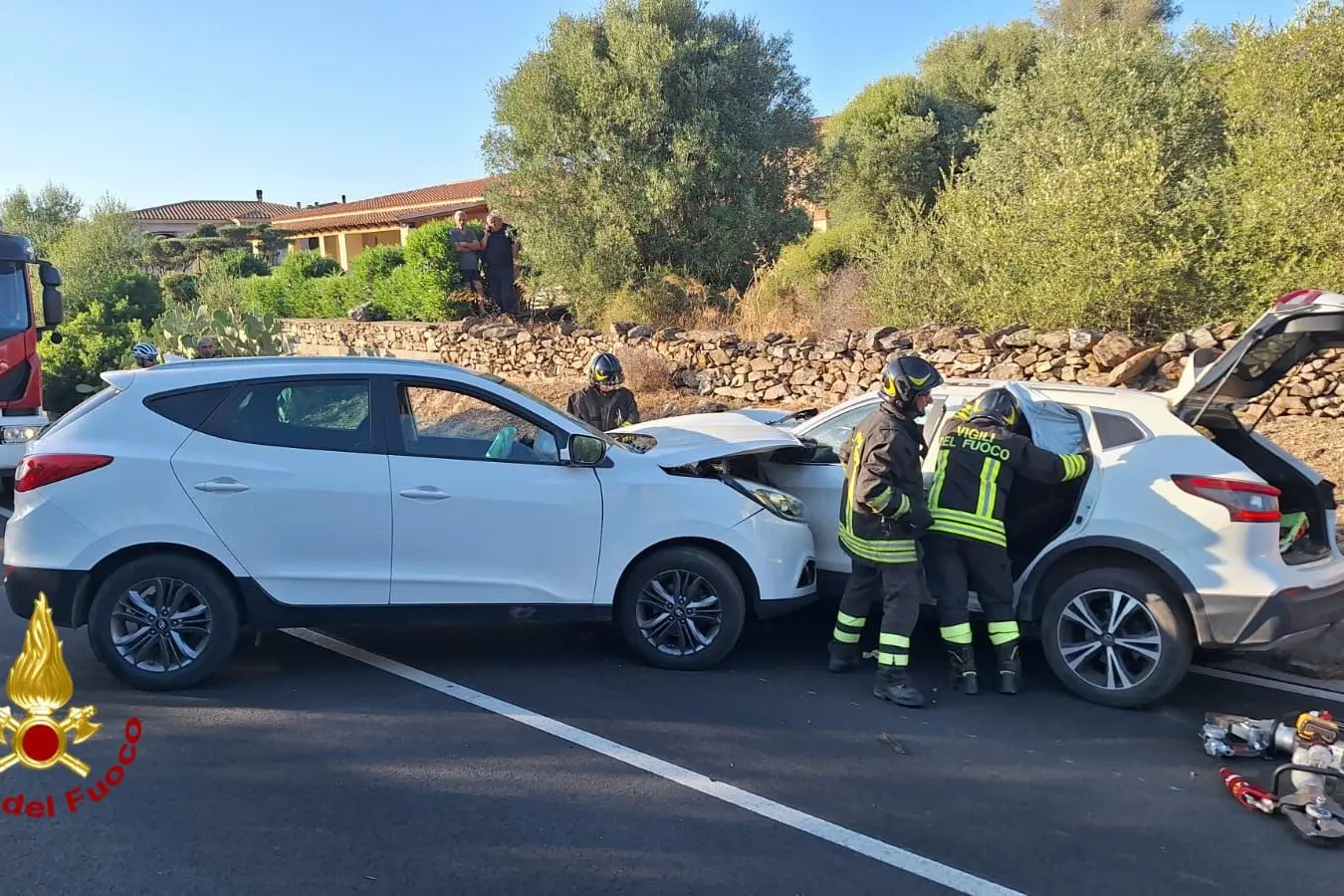 Le due auto coinvolte nell'incidente sulla strada statale 125, a Budoni (foto vigili del fuoco)