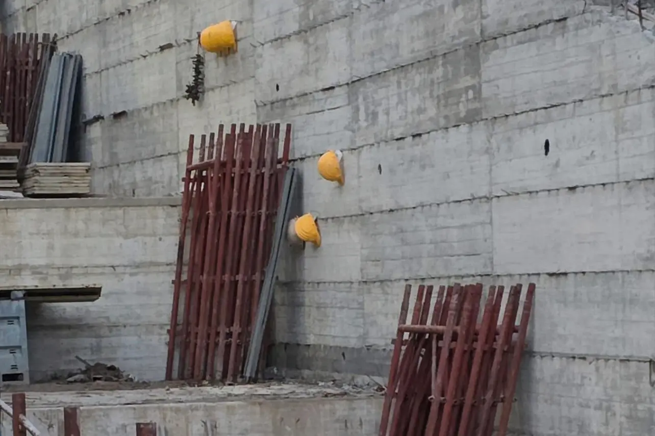 I caschi degli operai egiziani sul muraglione di Figu Niedda (foto concessa)