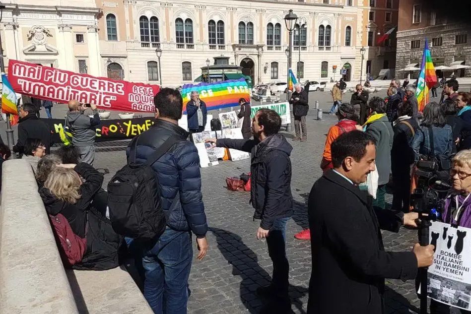 Il sit in pacifista davanti a Montecitorio (foto L'Unione Sarda-Farris)