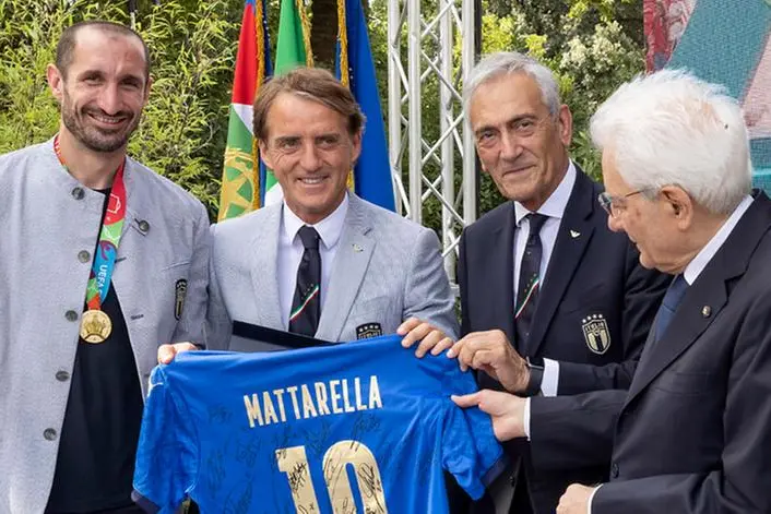 Mattarella con gli Azzurri dopo la vittoria dei campionati Europei (foto Ansa)