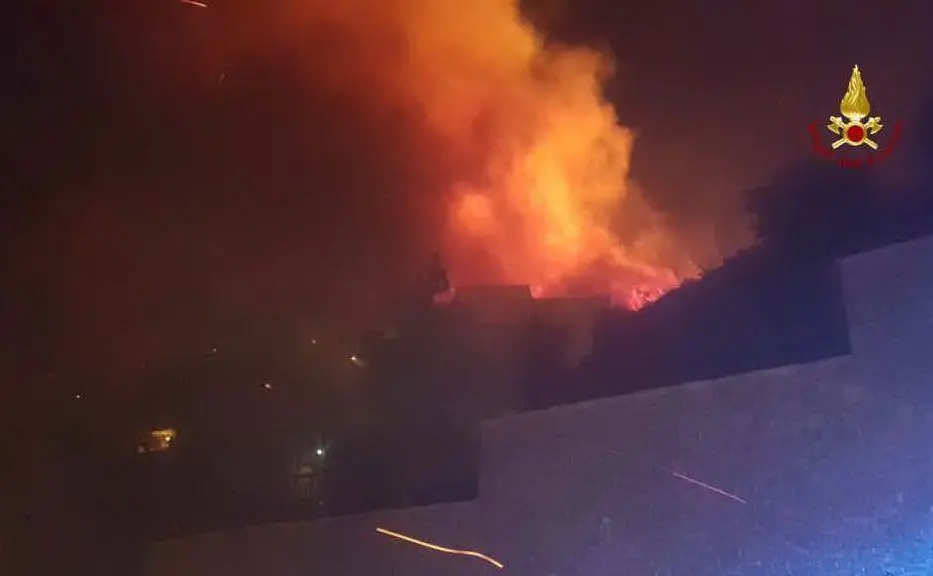 Un vasto incendio si è sviluppato nella notte nel ponente di Genova