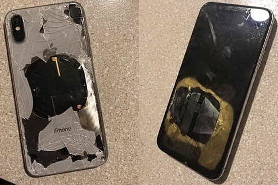 L'iPhone distrutto (foto Twitter)