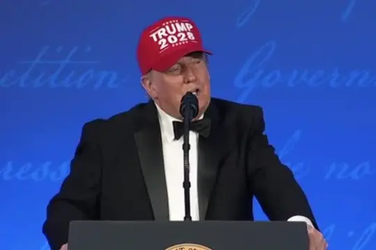 Trump alla cena dei corrispondenti scherza su un altro mandato