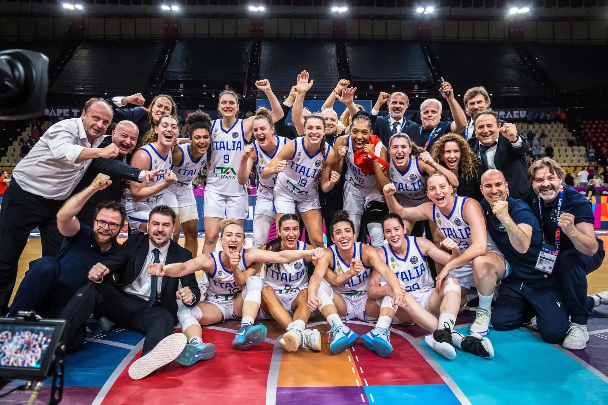La gioia delle Azzurre (foto pagina Facebook Italbasket, Ceretti)