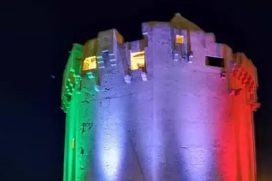 La Torre Aragonese illuminata (L'Unione Sarda - Pala)
