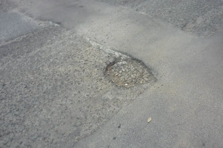 Una voragine nelle strade del paese