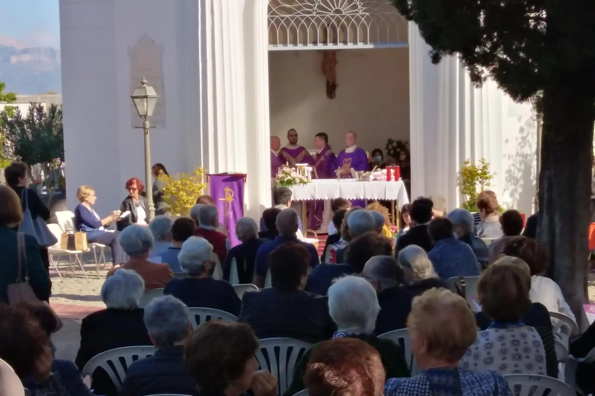 Un momento della celebrazione solenne in cimitero (foto Secci)