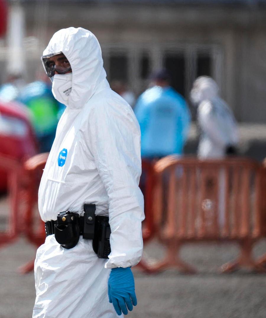 Hantavirus, negativi i due turisti ma è scontro fra ministro e medici