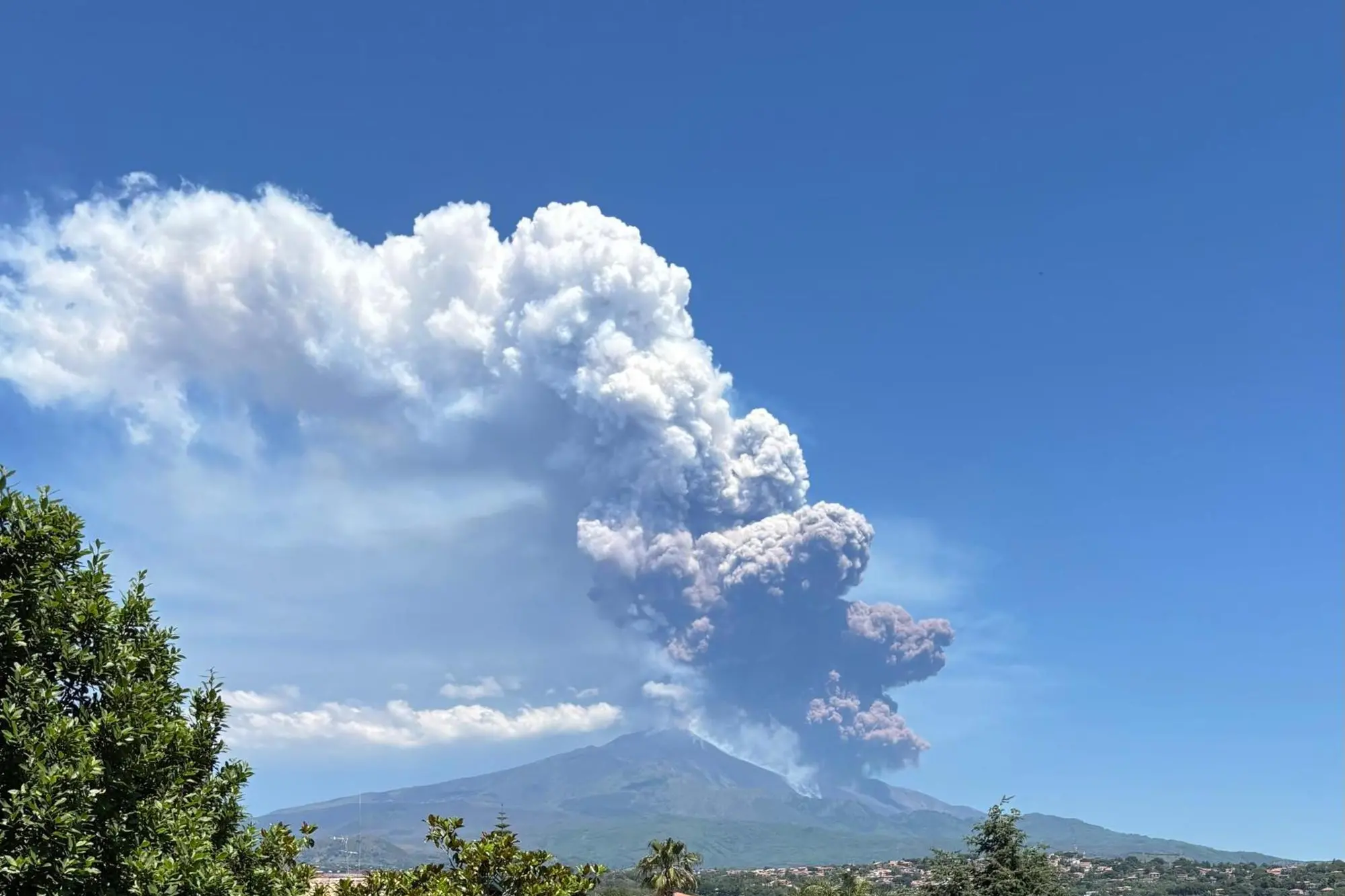 Una delle ultime eruzioni dell'Etna (Ansa)