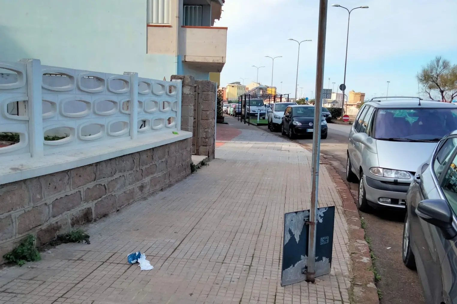 Cartelli danneggiati dal maltempo a Porto Torres (foto Tellini)