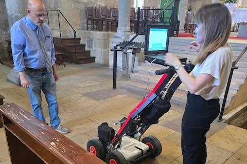 I due docenti con il georadar (foto concessa)