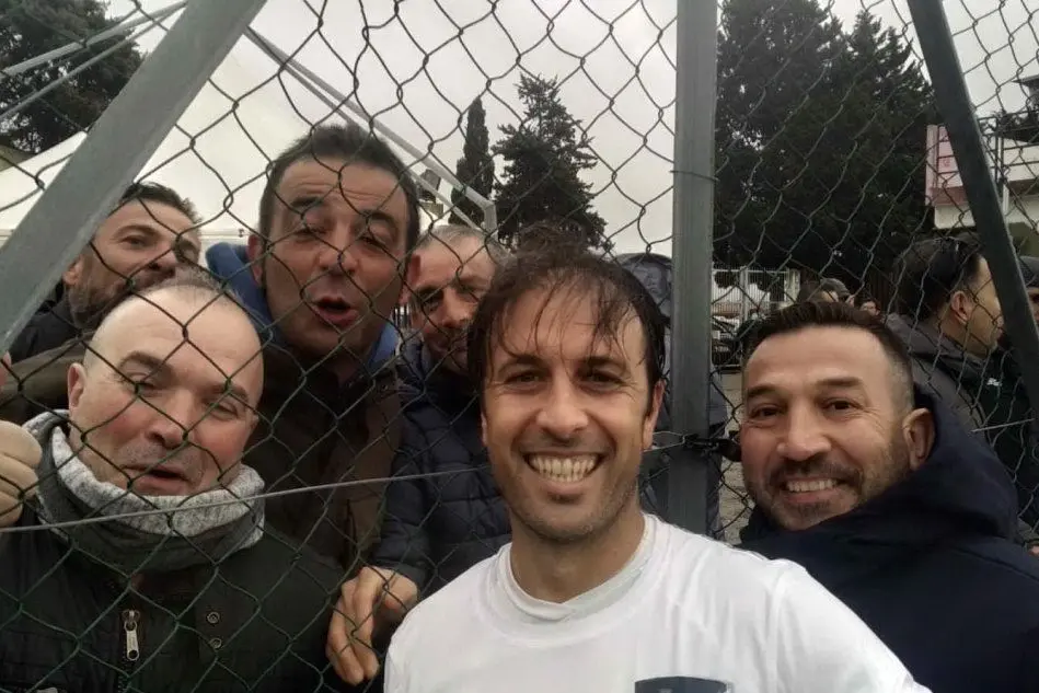 Al centro Gianni Piredda, 40 anni, festeggiato dai tifosi (foto Tellini)