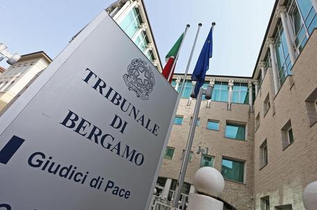 Una veduta esterna del tribunale di Bergamo dove si svolge l'udienza del processo per l'omicidio di Yara Gambirasio, 3 luglio 2015. ANSA/PAOLO MAGNI