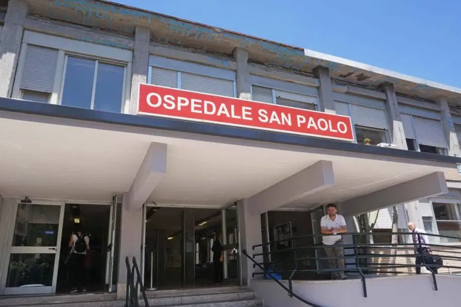 L'ingresso dell'ospedale San Paolo a Napoli (Ansa)