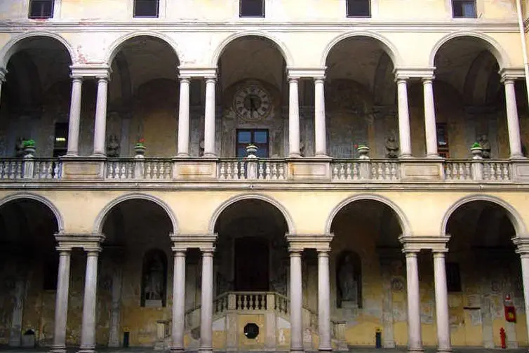 Il portico dell'Ospedale Maggiore a Novara (fonte Wikipedia)