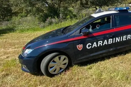 Un'auto dei carabinieri in campagna
