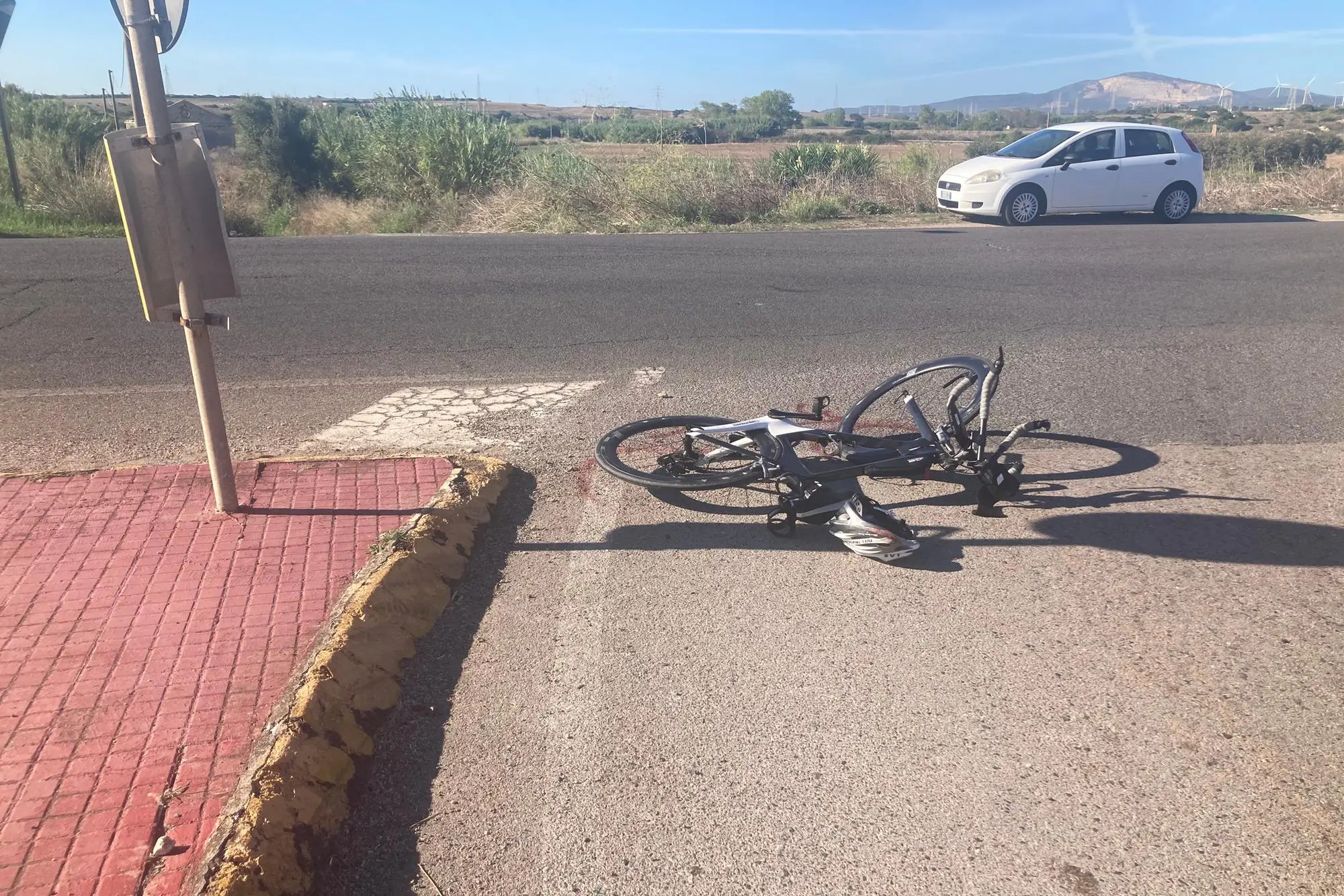 La bici da corsa nel luogo dell'incidente a Porto Torres (foto Pala)