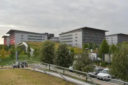 Una veduta esterna dell'ospedale di Bergamo Papa Giovanni XXIII (Ansa)