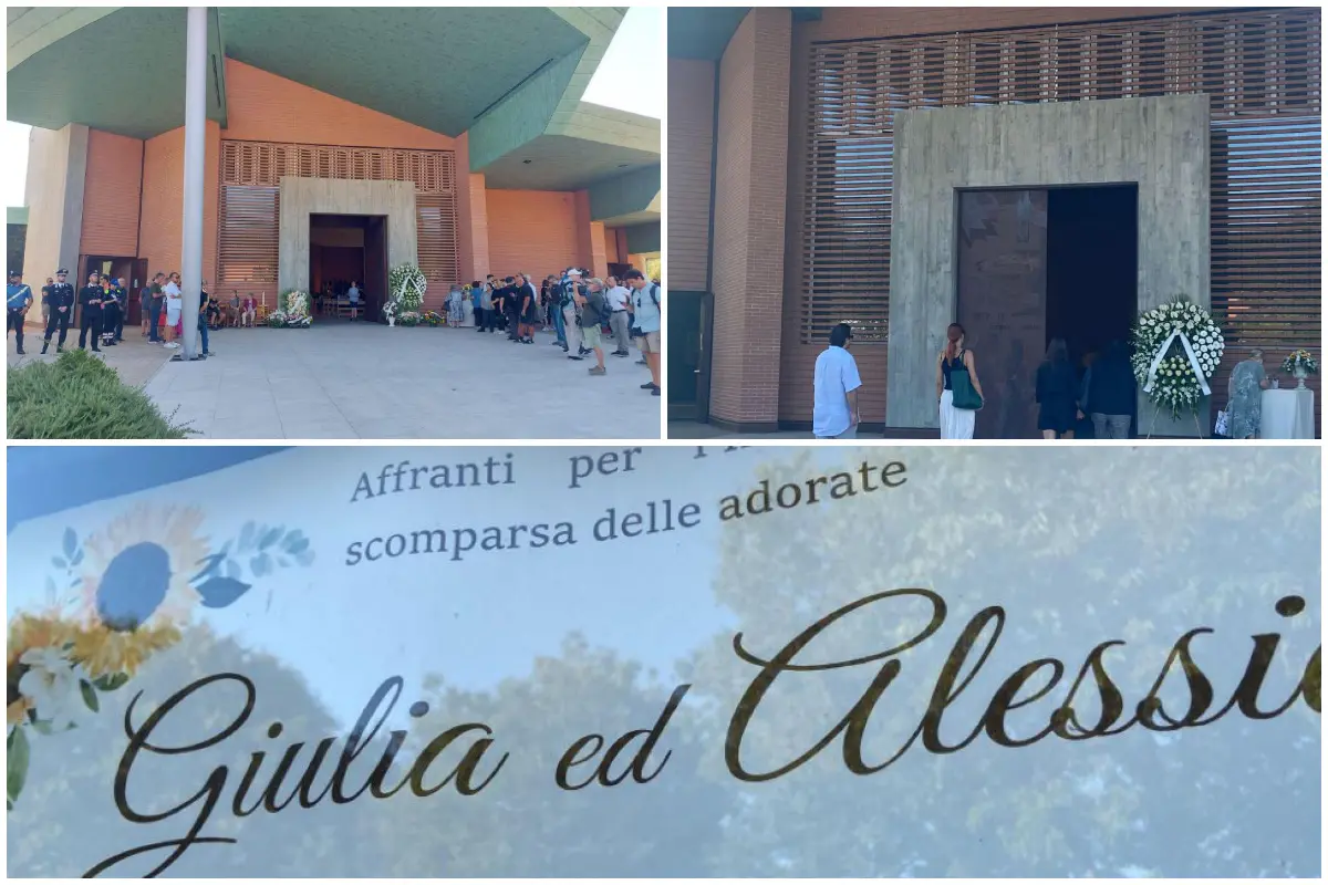 I funerali di Giulia e Alessia Pisanu (foto via Ansa)
