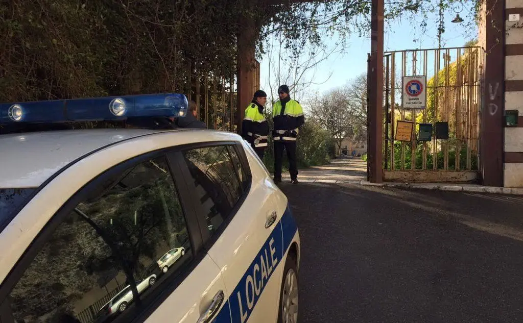 Polizia municipale davanti all'ingresso della scuola