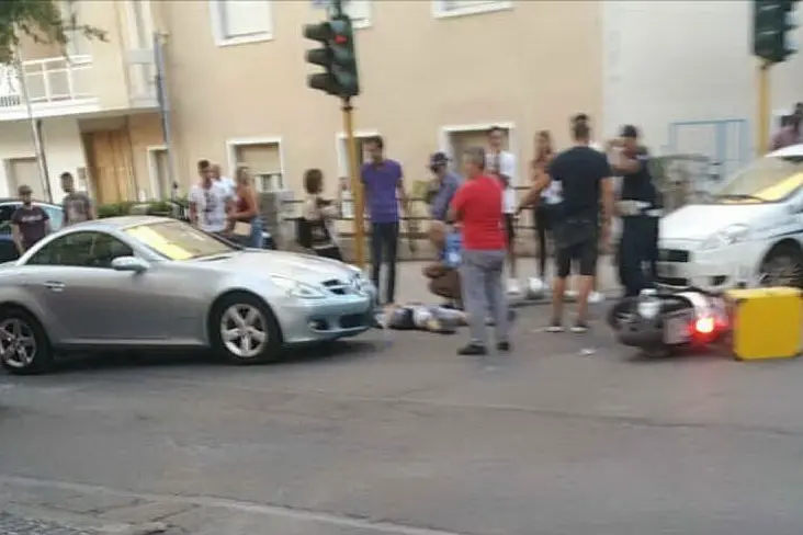 La Mercedes e lo scooter a terra (foto Argentino Tellini)