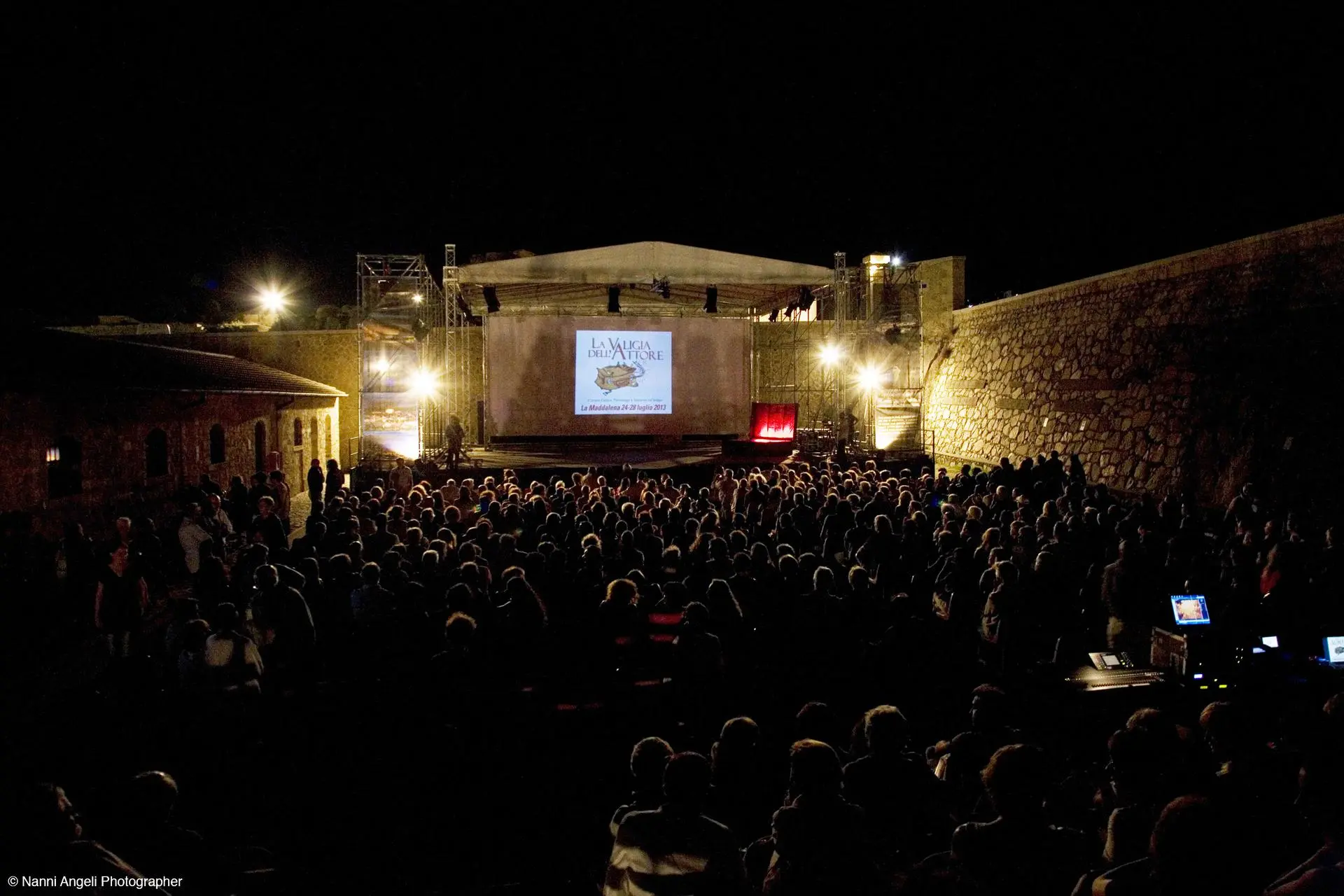 Un'immagine della Fortezza I Colmi durante una delle serate de La valigia dell'attore (foto concessa)
