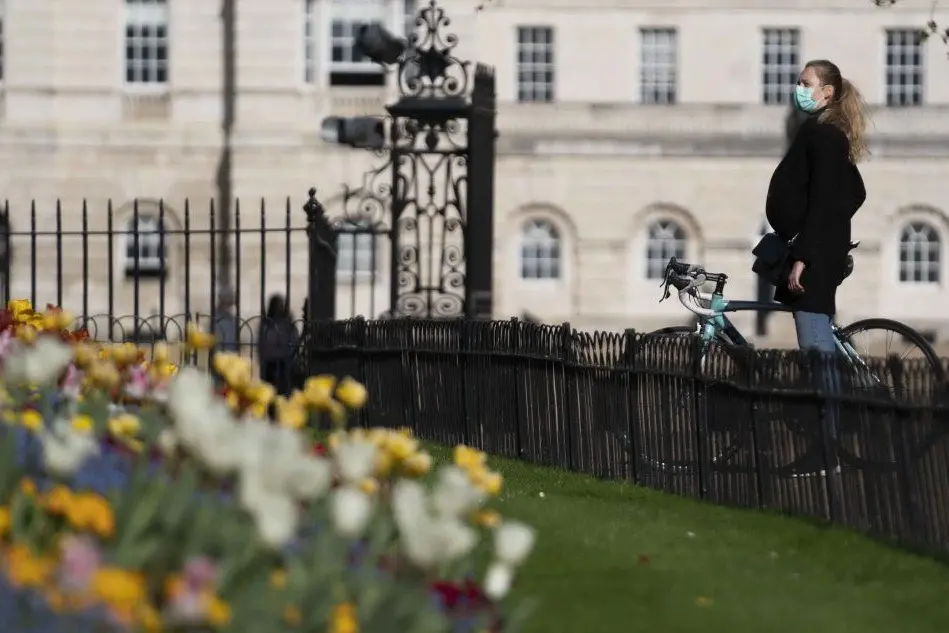 Una donna davanti al Saint James Park di Londra (Ansa)