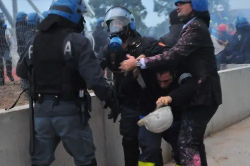 Scontri tra polizia e operai a Serbariu