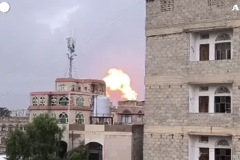 Bombardamenti nella capitale dello Yemen (foto Ansa/AFP)
